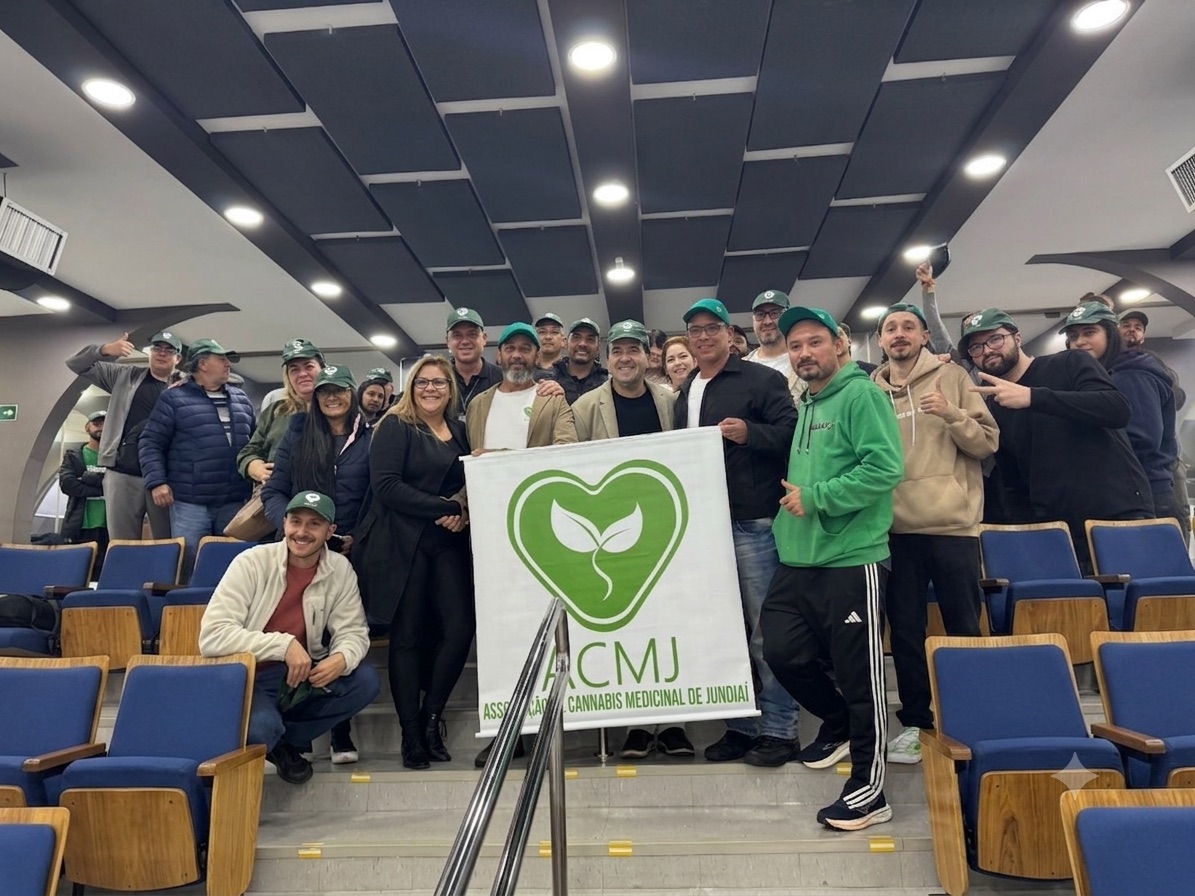 Equipe e associados da ACMJ reunidos na Câmara Municipal de Jundiaí durante o reconhecimento como Utilidade Pública Municipal